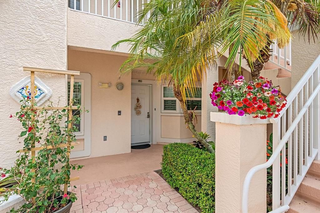For Sale: $280,000 (2 beds, 2 baths, 957 Square Feet)