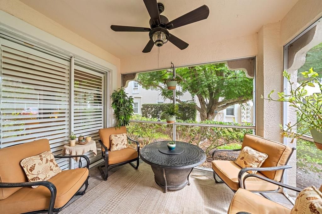 For Sale: $280,000 (2 beds, 2 baths, 957 Square Feet)
