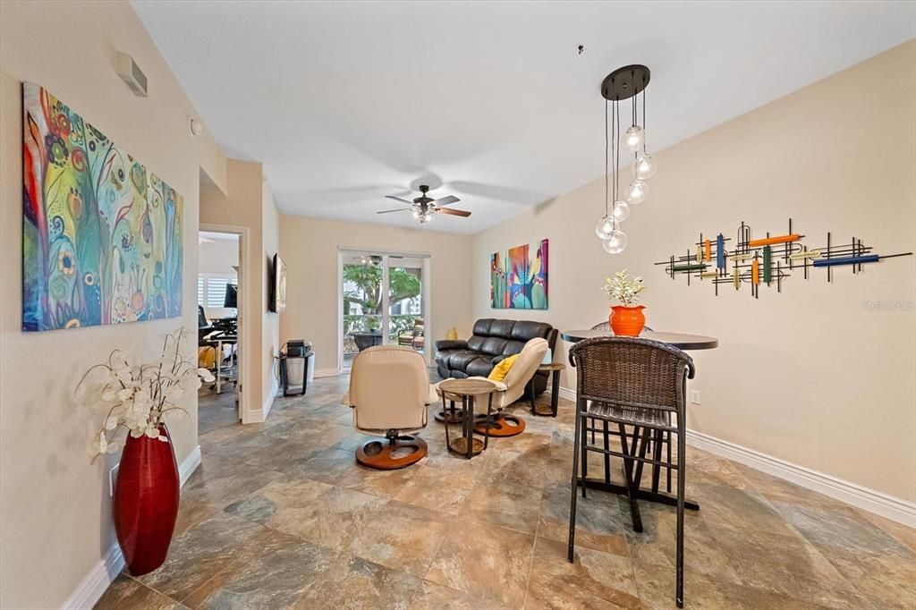 For Sale: $280,000 (2 beds, 2 baths, 957 Square Feet)