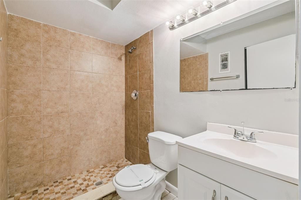 Под контрактом: $159,900 (2 спален, 2 ванн, 860 Квадратных фут)