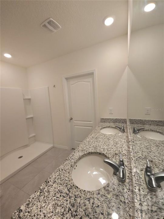 For Rent: $2,700 (5 beds, 3 baths, 2696 Square Feet)