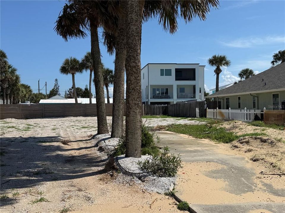 На продажу: $769,000 (0.20 acres)
