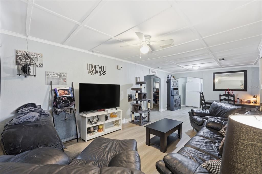 待售: $180,000 (2 贝兹, 1 浴室, 952 平方英尺)