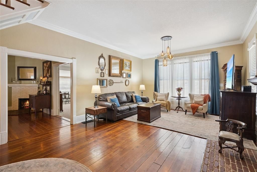 Activo con contrato: $549,900 (4 camas, 2 baños, 2625 Pies cuadrados)