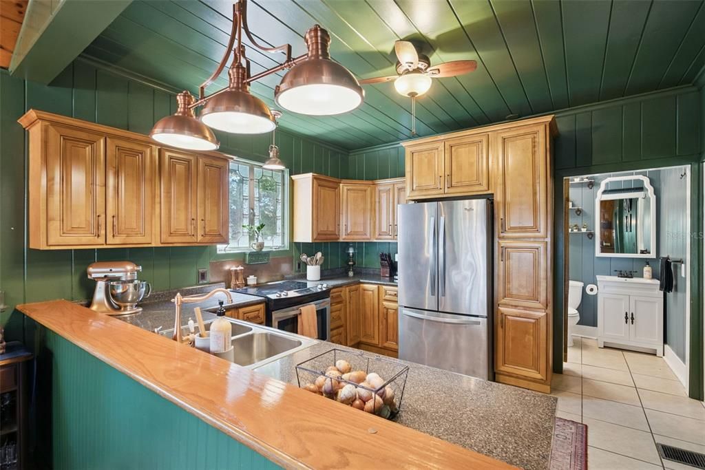 Activo con contrato: $549,900 (4 camas, 2 baños, 2625 Pies cuadrados)