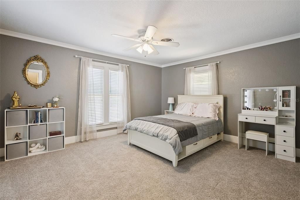 Activo con contrato: $549,900 (4 camas, 2 baños, 2625 Pies cuadrados)