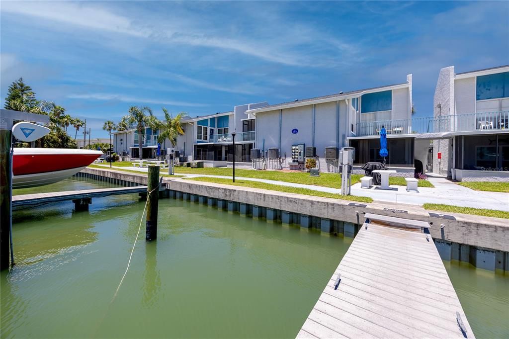 For Sale: $325,000 (1 beds, 1 baths, 430 Square Feet)