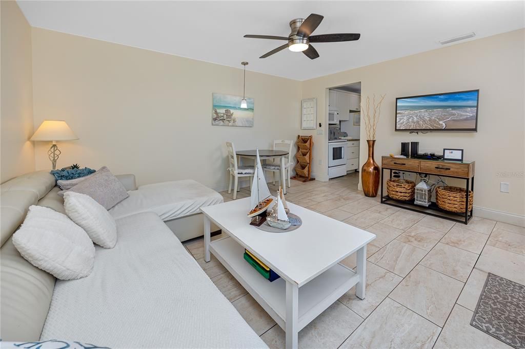 For Sale: $325,000 (1 beds, 1 baths, 430 Square Feet)