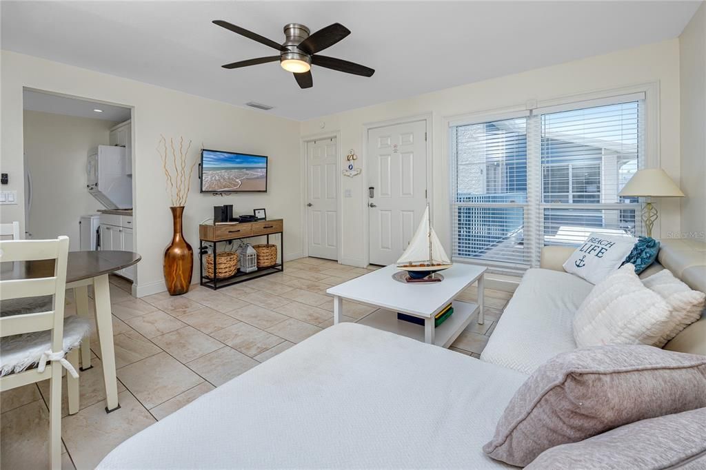 For Sale: $325,000 (1 beds, 1 baths, 430 Square Feet)