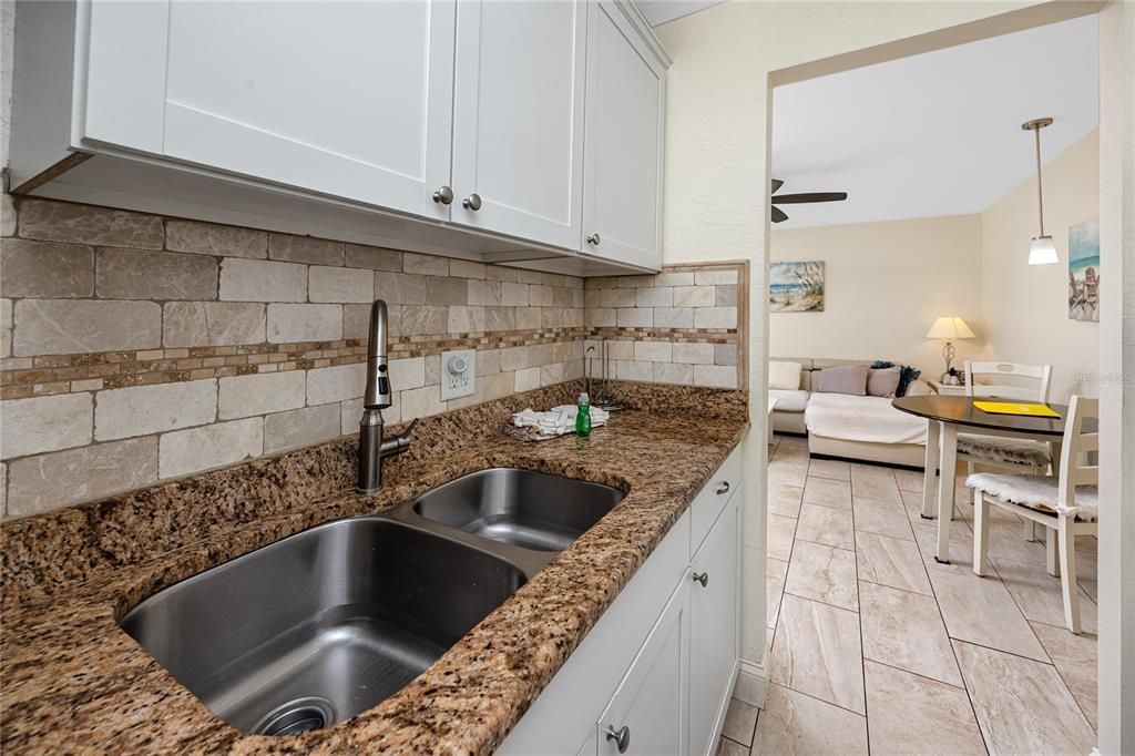 For Sale: $325,000 (1 beds, 1 baths, 430 Square Feet)
