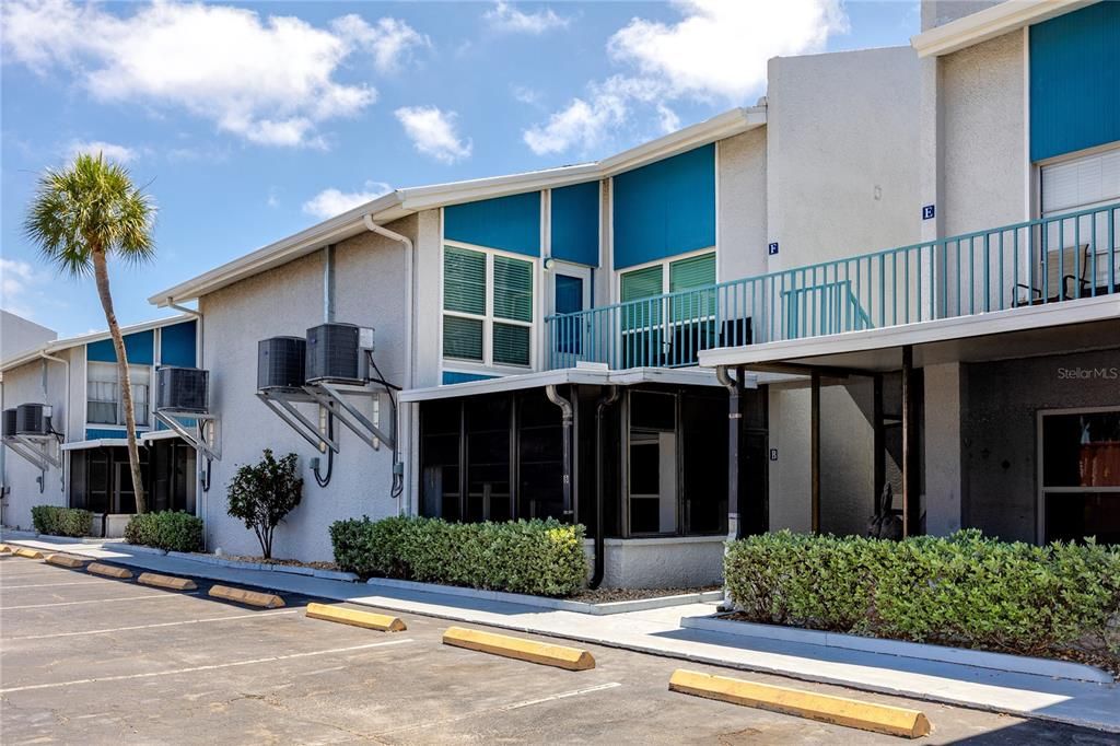 For Sale: $325,000 (1 beds, 1 baths, 430 Square Feet)