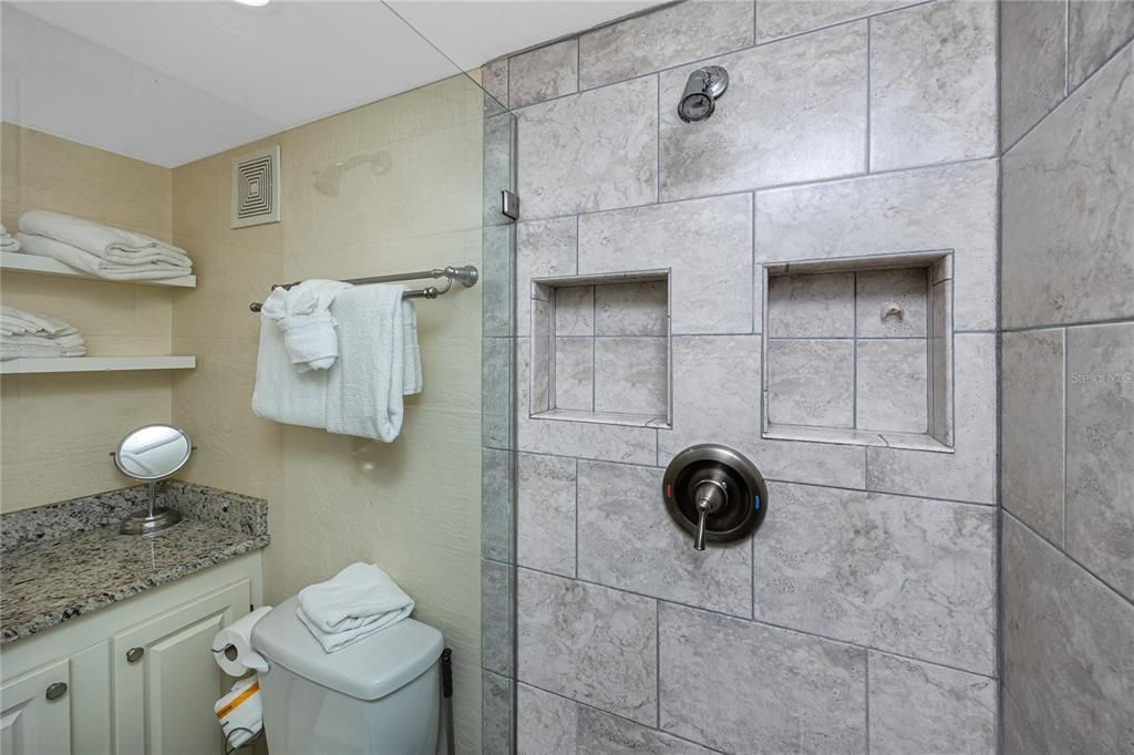 For Sale: $325,000 (1 beds, 1 baths, 430 Square Feet)