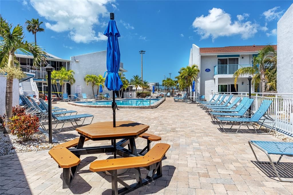 For Sale: $325,000 (1 beds, 1 baths, 430 Square Feet)