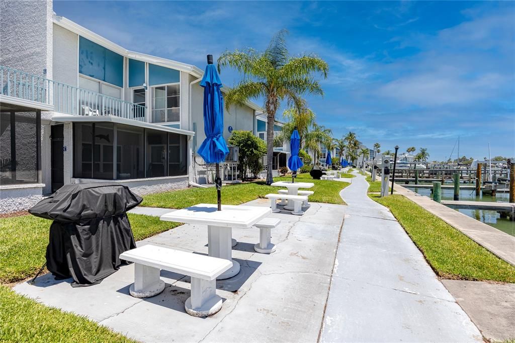 For Sale: $325,000 (1 beds, 1 baths, 430 Square Feet)