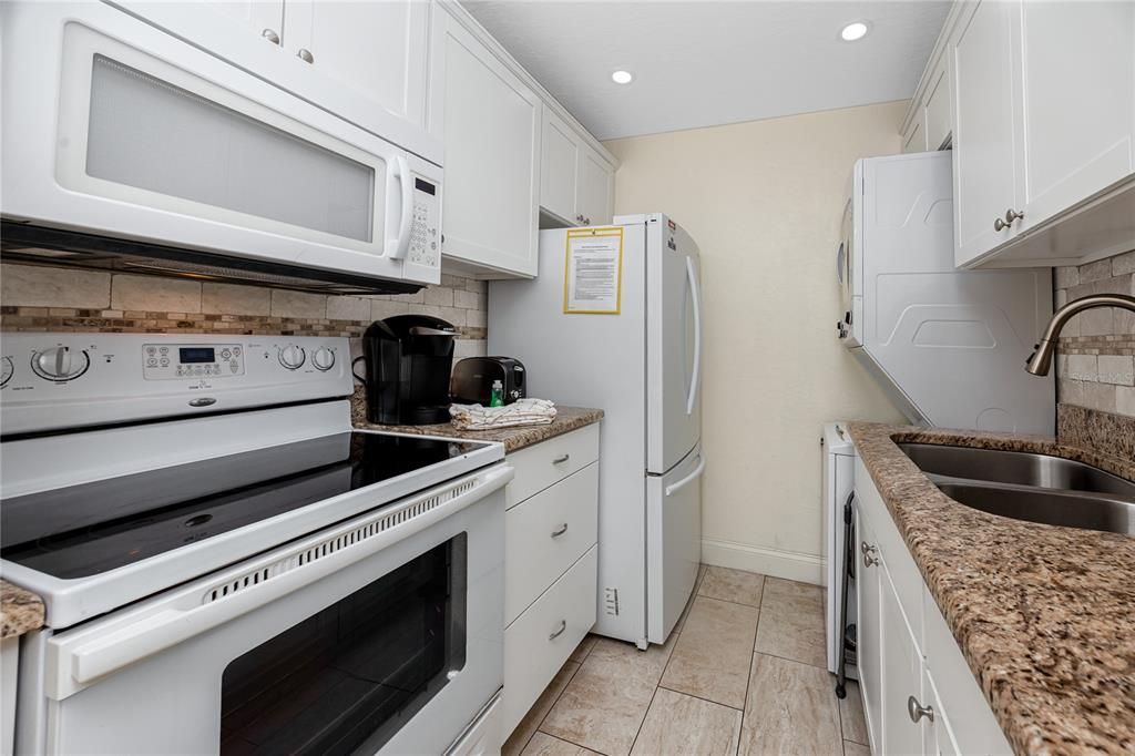 For Sale: $325,000 (1 beds, 1 baths, 430 Square Feet)