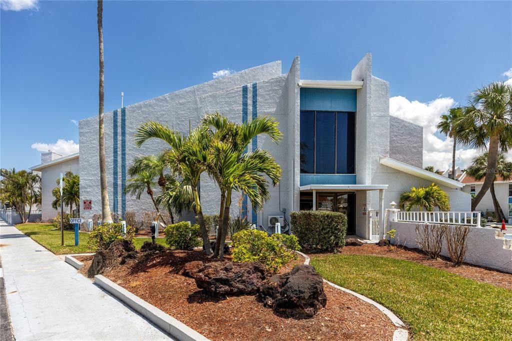 For Sale: $325,000 (1 beds, 1 baths, 430 Square Feet)