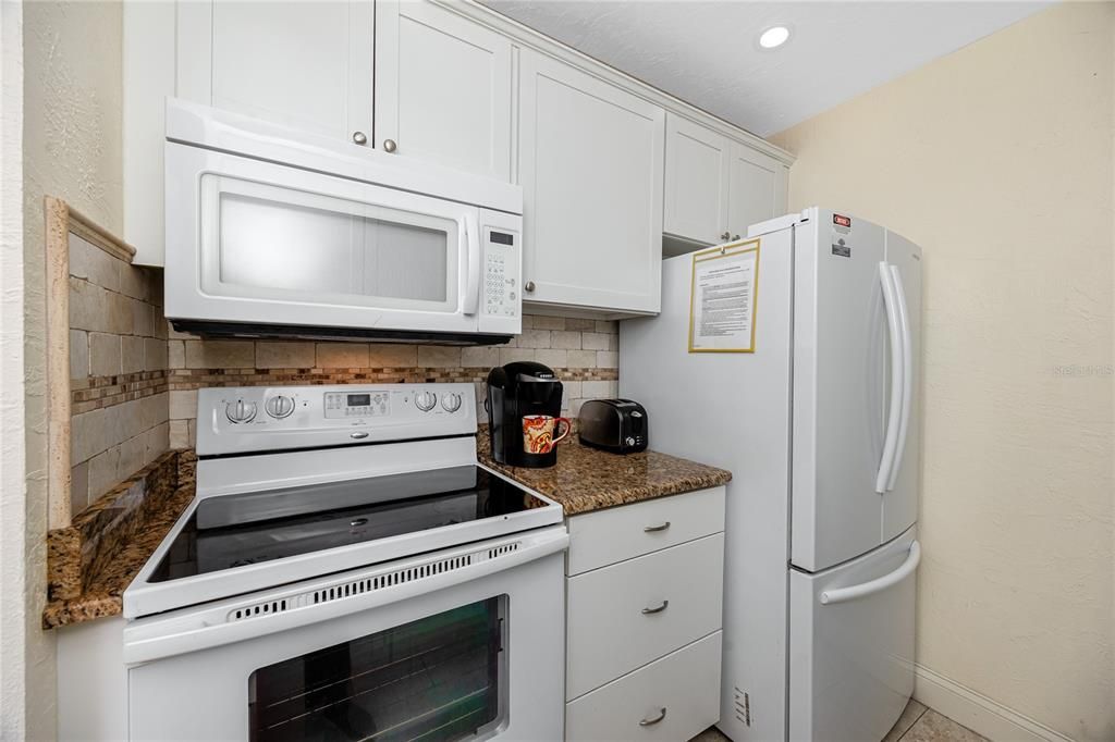 For Sale: $325,000 (1 beds, 1 baths, 430 Square Feet)