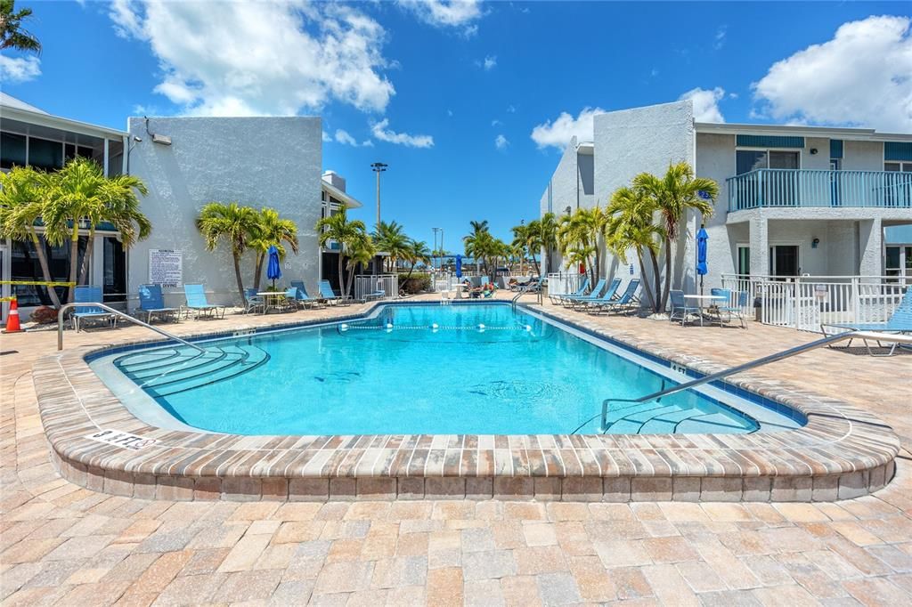 For Sale: $325,000 (1 beds, 1 baths, 430 Square Feet)