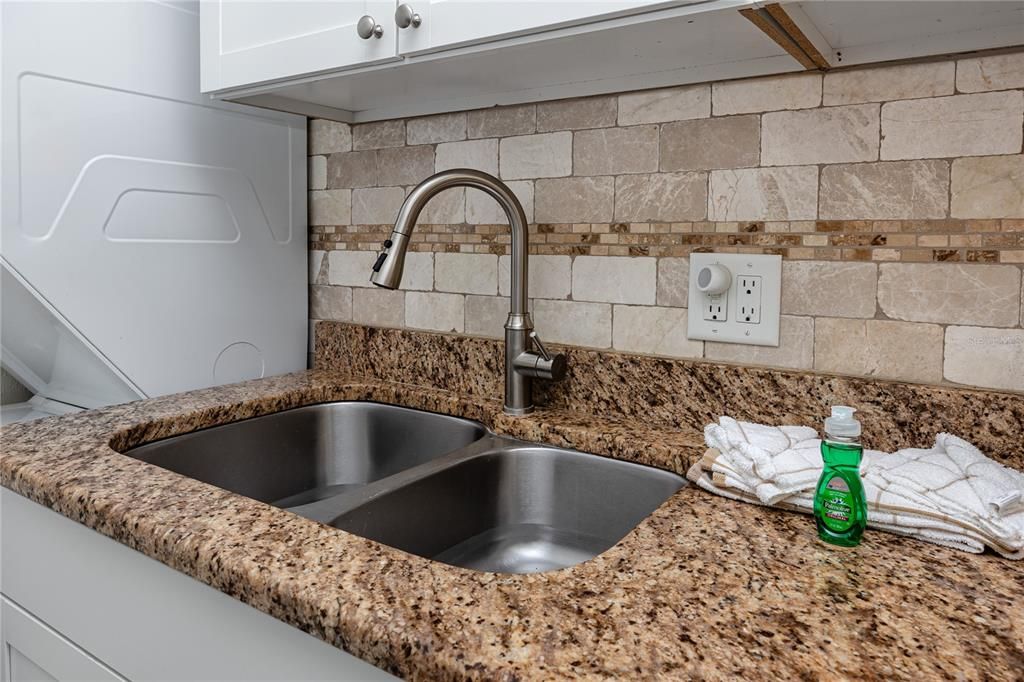 For Sale: $325,000 (1 beds, 1 baths, 430 Square Feet)