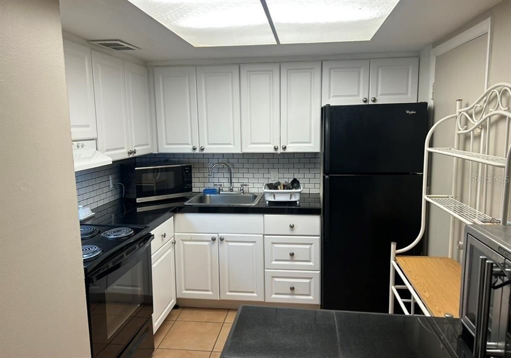 Active With Contract: $135,000 (2 beds, 2 baths, 972 Square Feet)