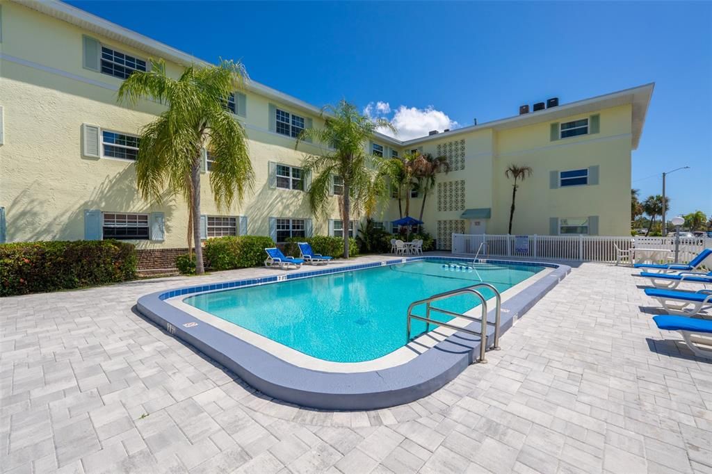 Active With Contract: $135,000 (2 beds, 2 baths, 972 Square Feet)