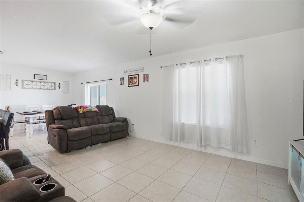 En Venta: $350,000 (4 camas, 3 baños, 1864 Pies cuadrados)