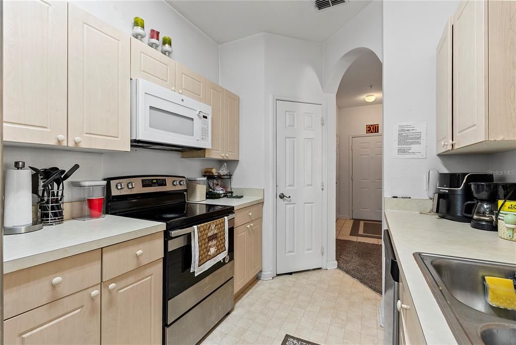 For Sale: $210,000 (3 beds, 2 baths, 1402 Square Feet)