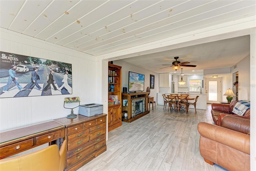 For Sale: $355,000 (2 beds, 2 baths, 1135 Square Feet)