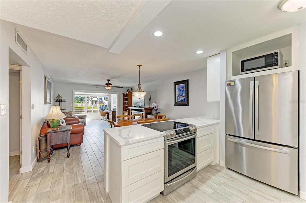 For Sale: $355,000 (2 beds, 2 baths, 1135 Square Feet)