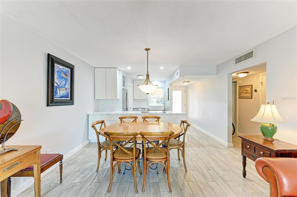 For Sale: $355,000 (2 beds, 2 baths, 1135 Square Feet)
