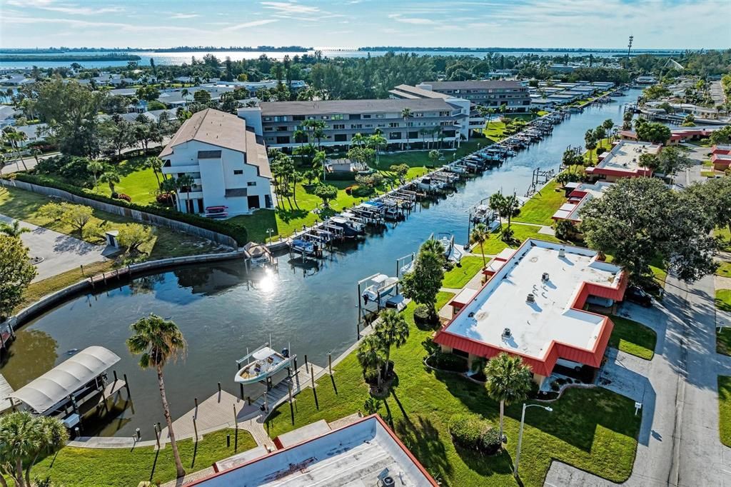 For Sale: $355,000 (2 beds, 2 baths, 1135 Square Feet)