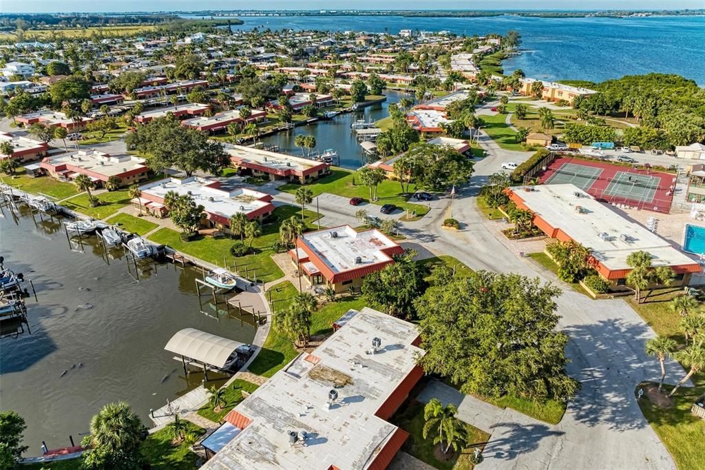 For Sale: $355,000 (2 beds, 2 baths, 1135 Square Feet)