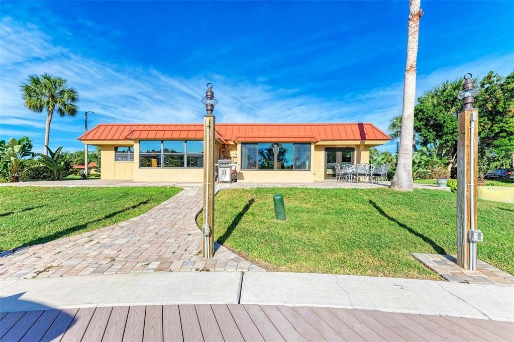 For Sale: $355,000 (2 beds, 2 baths, 1135 Square Feet)