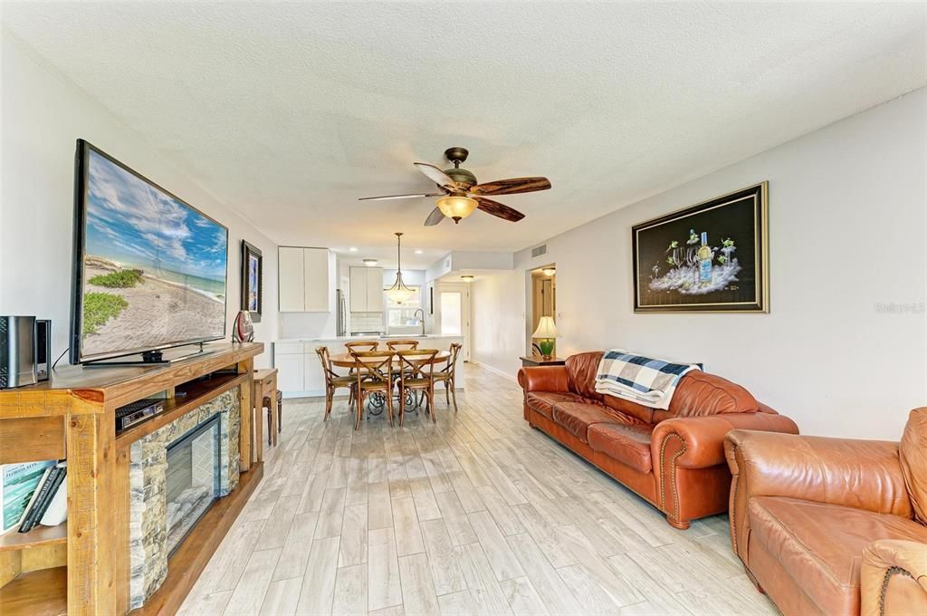 For Sale: $355,000 (2 beds, 2 baths, 1135 Square Feet)