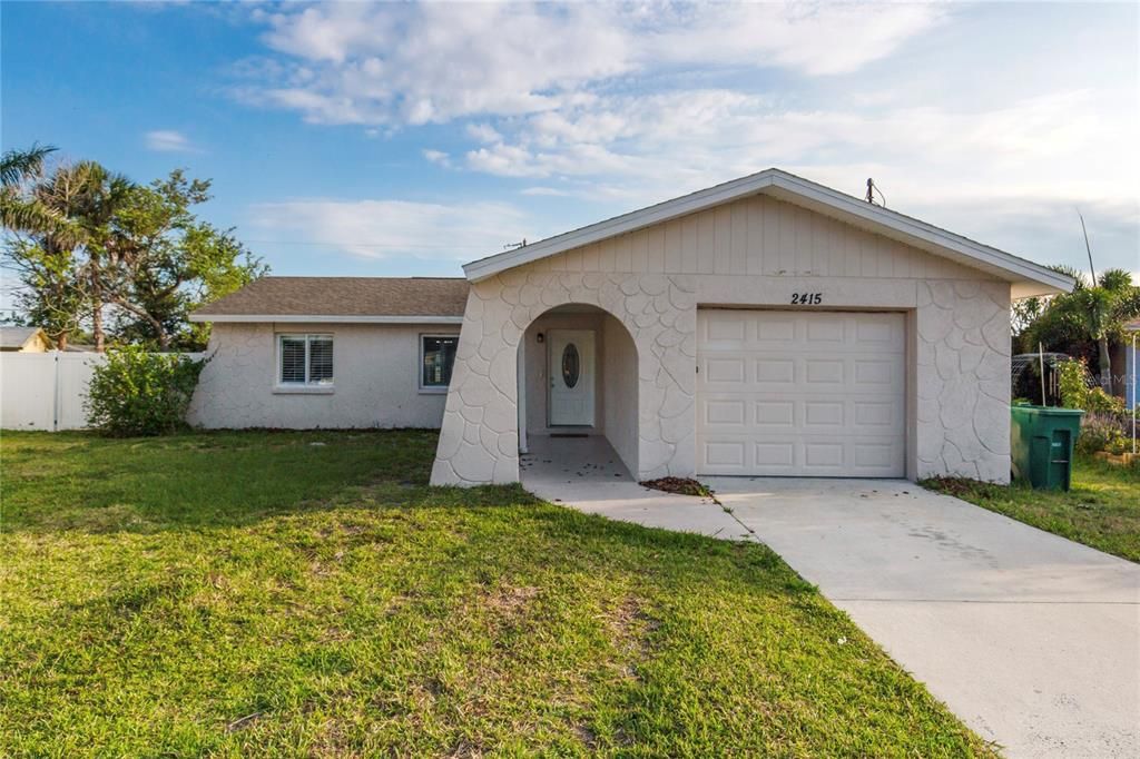 For Sale: $325,000 (2 beds, 2 baths, 1108 Square Feet)