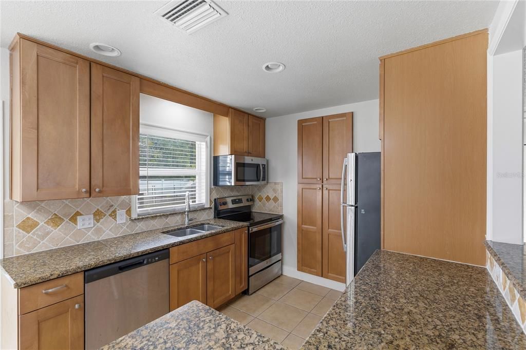 For Sale: $325,000 (2 beds, 2 baths, 1108 Square Feet)