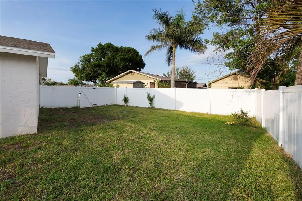 For Sale: $325,000 (2 beds, 2 baths, 1108 Square Feet)