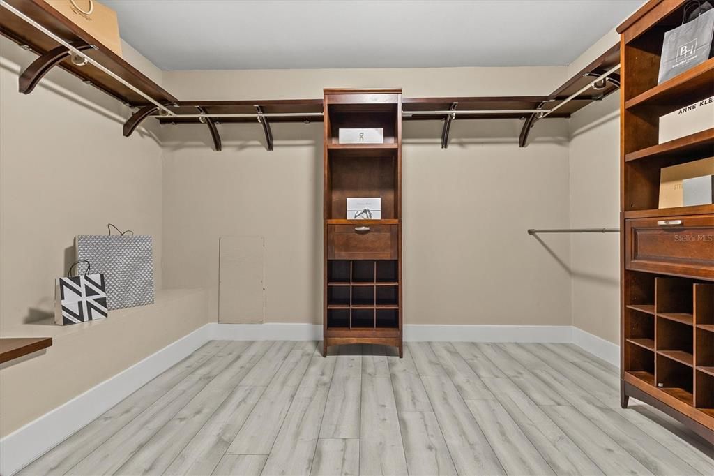 En Venta: $1,135,000 (4 camas, 3 baños, 3106 Pies cuadrados)