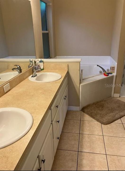 En Renta: $2,495 (4 camas, 2 baños, 1870 Pies cuadrados)