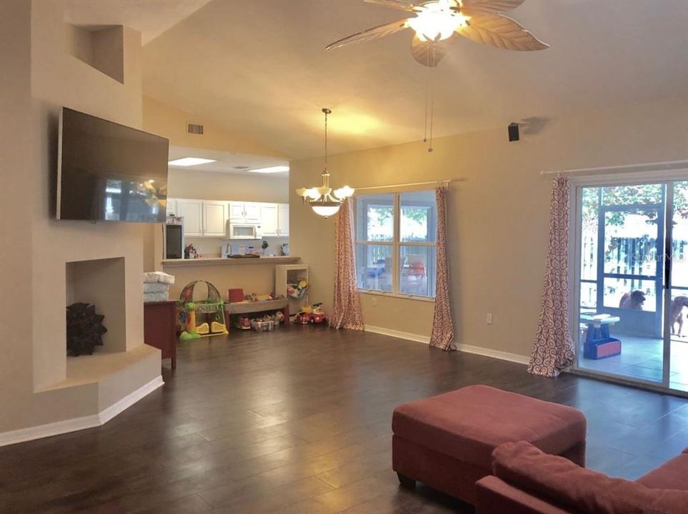 En Renta: $2,495 (4 camas, 2 baños, 1870 Pies cuadrados)