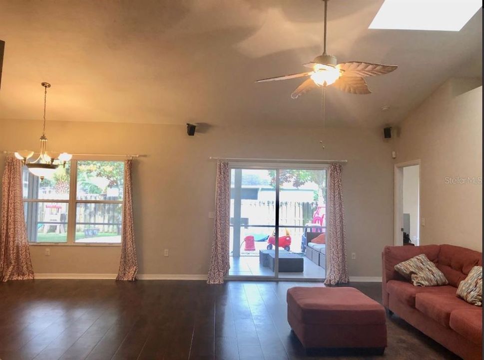 En Renta: $2,495 (4 camas, 2 baños, 1870 Pies cuadrados)