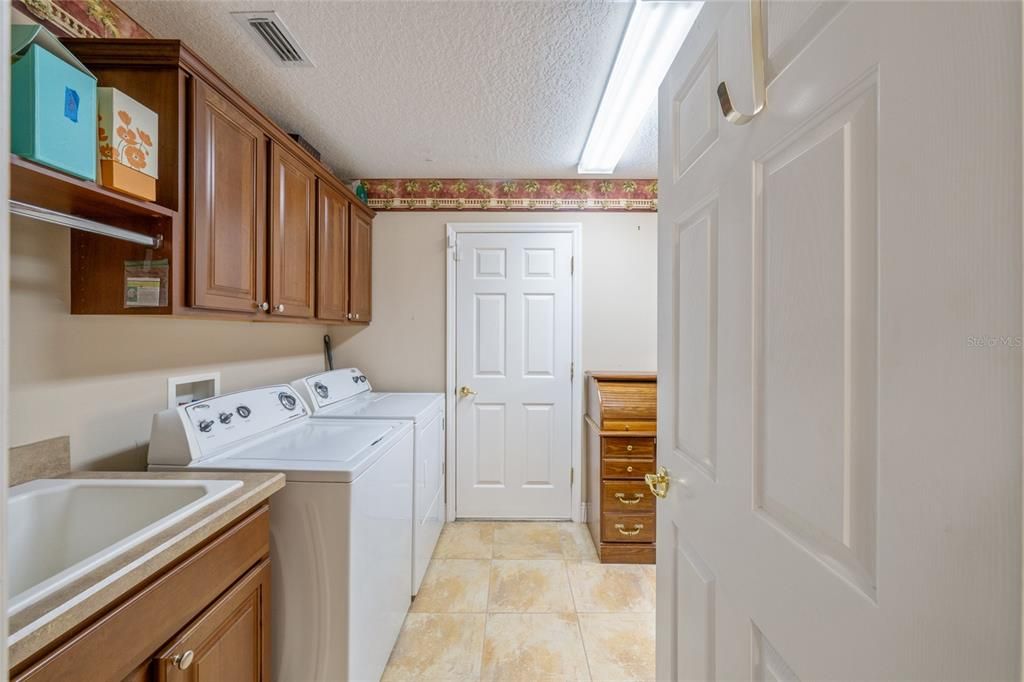 For Sale: $799,900 (3 beds, 2 baths, 1978 Square Feet)