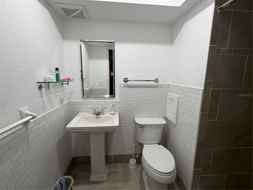 Activo con contrato: $170,000 (2 camas, 2 baños, 833 Pies cuadrados)
