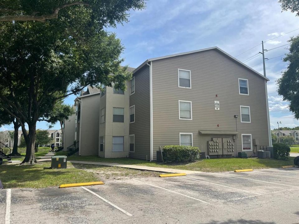 For Rent: $1,250 (1 beds, 1 baths, 696 Square Feet)