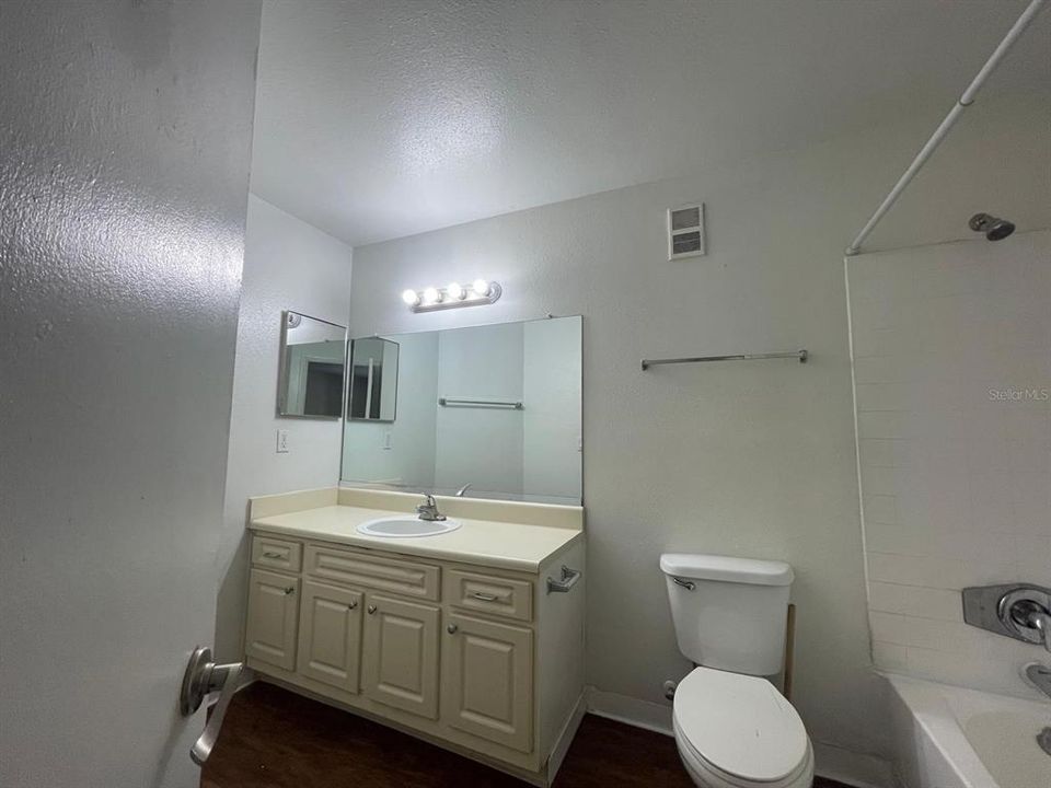 For Rent: $1,250 (1 beds, 1 baths, 696 Square Feet)