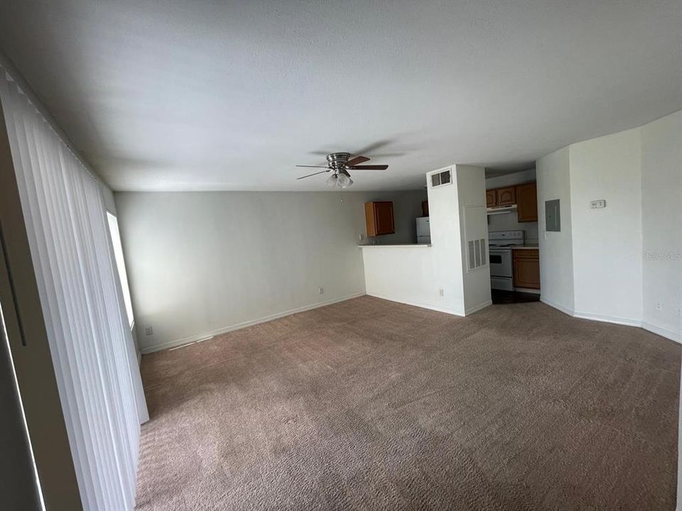 For Rent: $1,250 (1 beds, 1 baths, 696 Square Feet)