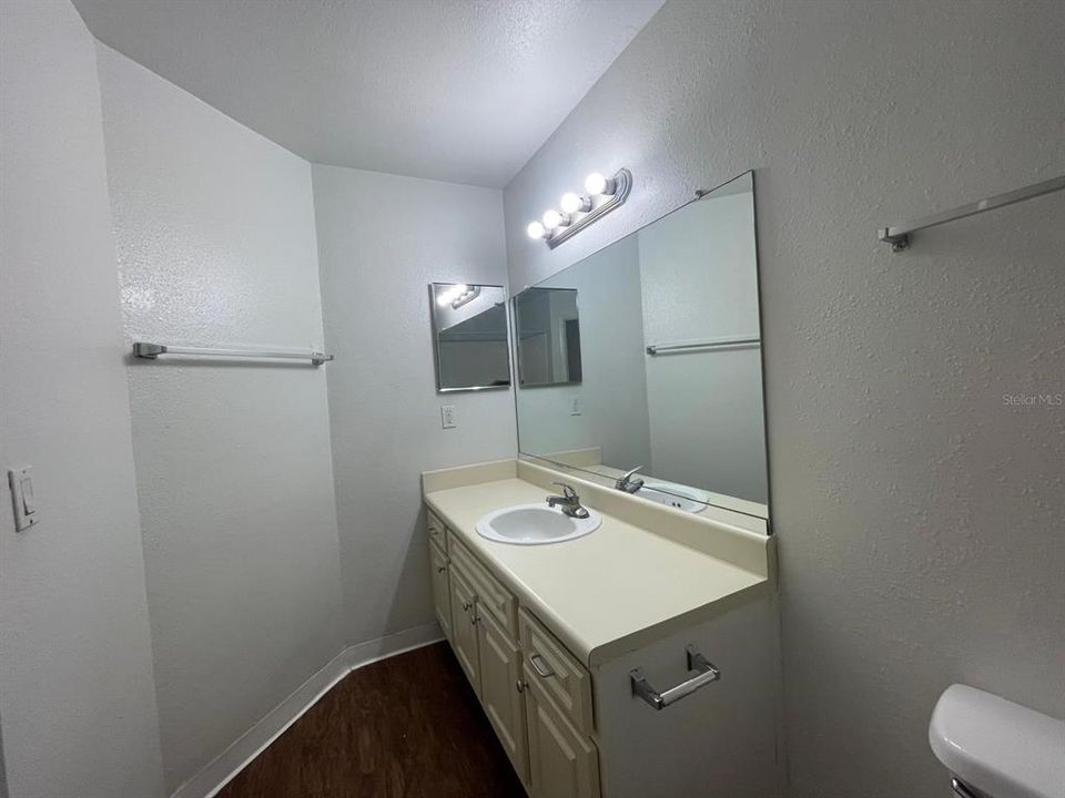 For Rent: $1,250 (1 beds, 1 baths, 696 Square Feet)