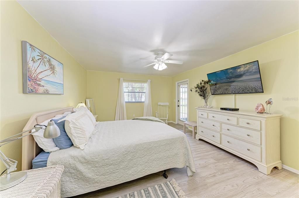 For Sale: $169,900 (2 beds, 2 baths, 1100 Square Feet)