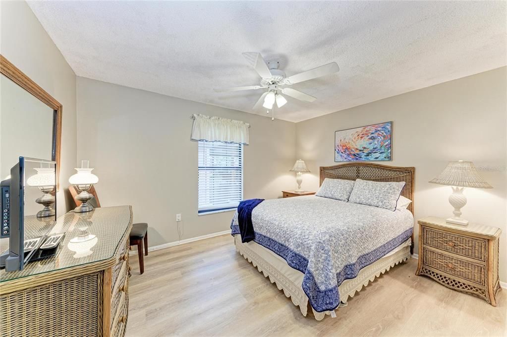For Sale: $169,900 (2 beds, 2 baths, 1100 Square Feet)