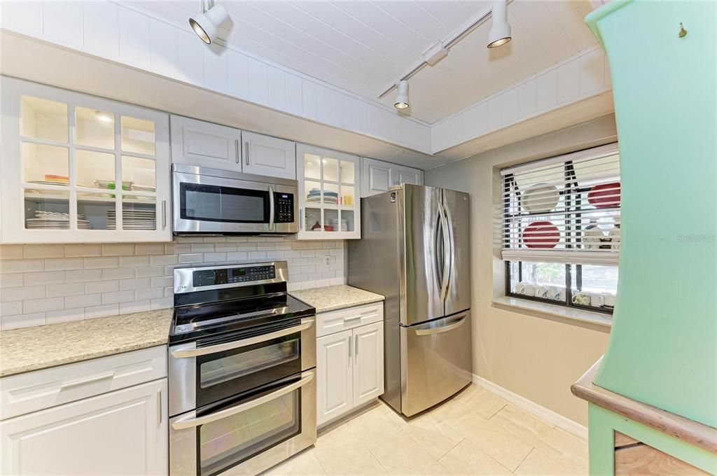 For Sale: $169,900 (2 beds, 2 baths, 1100 Square Feet)